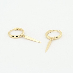 Pendientes de oro de 14 quilates con una sola punta / Pendientes colgantes minimalistas de oro con triángulos alargados / Pendientes de moda con diseño geométrico con punta