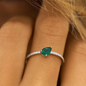 Emerald Ring / 14k Gold Pear Shape Natural Emerald & Diamond Ring / Teardrop Emerald Engagement Ring / Unique Promise Ring / May Birthstone