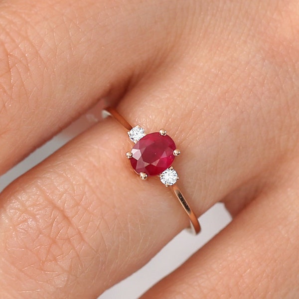 Bague rubis / bague de fiançailles rubis en or 14 carats / bague diamant rubis naturel taille ovale 3 pierres / pierre de naissance juillet / bague de promesse