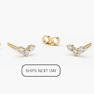 Petits clous d'oreilles en diamant / Mini trio de clous d'oreilles en diamants 14 carats / Boucles d'oreilles en grappe de diamants en forme de V be Ferkos Fine Jewelry / Cadeau d'anniversaire pour elle