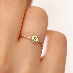 Anillo con inicial de oro de 14 k / Anillo con letra pequeña / Anillo con inicial apilable / Anillo con inicial delicado / Anillo con inicial pequeño / Regalo personalizado para mamá