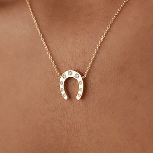 Naszyjnik z zawieszką w kształcie podkowy z diamentami w 14-karatowym złocie / Naszyjnik z diamentową podkową na szczęście / Biżuteria diamentowa Ferkos Fine Jewelry