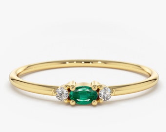 Emerald Ring / Oval Emerald Ring / 14K Gold Oval Cut Emerald with Surrounding Round Cut Diamonds