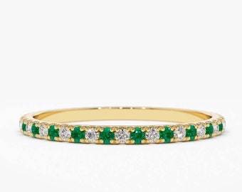 Emerald en Diamond Eternity Band / 14k Geel Goud Micro Pave Diamond en Emerald Eternity Trouwring / Emerald Wedding Band