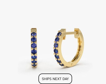 Orecchini con zaffiro naturale / Orecchini Huggie / Orecchini a cerchio Huggie con zaffiro da 10 mm in oro 14k / Orecchini a cerchio piccoli con zaffiro / Regalo di gioielli