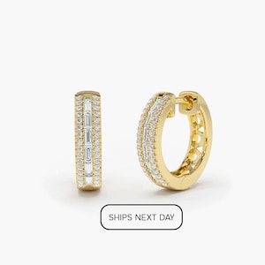 Könnte beinhalten: Goldene Creolen mit einer doppelten Reihe von Baguette-Diamanten.