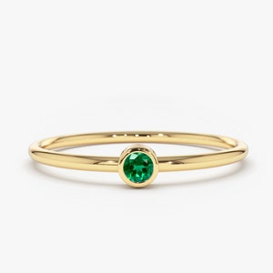 Emerald Ring / 14k Gold Single Emerald 0.08ctw Engagement Ring / Emerald Gemstone Ring / Stacking Natural Emerald Ring
