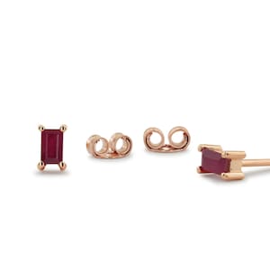 Rubin Ohrstecker - Baguette Schliff Echte Rubin Ohrstecker in 14 Karat Roségold in Krappen gefasst - Einfache zierliche Rubin Ohrstecker, Mutter Geschenk