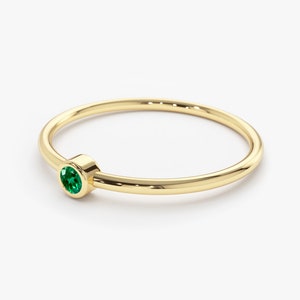 14k Emerald Gemstone Ring Side View