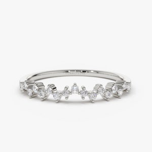 Puede incluir: Un delicado anillo de banda de plata con una l&iacute;nea ondulada de peque&ntilde;os diamantes.