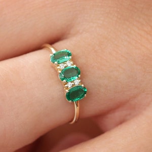 Emerald Ring / 14k Solid Gold Natural Genuine Emerald and Diamond Ring / Green Gemstone Ring/ Green Emerald/ Emerald Jewelry Close Up