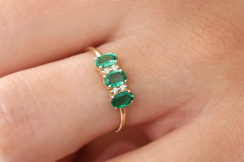 Emerald Ring / 14k Solid Gold Natural Genuine Emerald and Diamond Ring / Green Gemstone Ring/ Green Emerald/ Emerald Jewelry Close Up