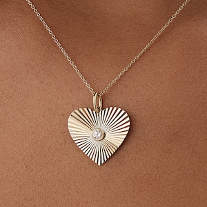 Colar com engaste de diamante redondo em formato de coração em ouro maciço 14k / Pingente grande de raio de disco em formato de coração em 14k