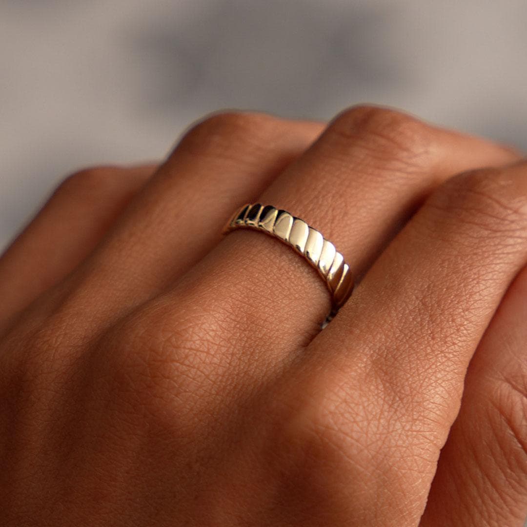 ゴールドトーン ツイストバンドリング 純金メンズリング ユニークな結婚指輪 ローズゴールド結婚指輪