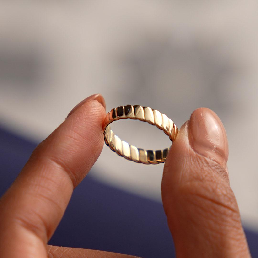 ゴールドトーン ツイストバンドリング ゴールドトーンのツイストバンドリング