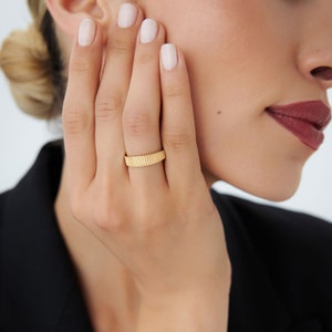 14k Gold Wedding Band, Textured Ring, 14k Solid Gold Band, Fluted Design, Modern Touch, Timeless Unique Ribbed Solid Gold Ring