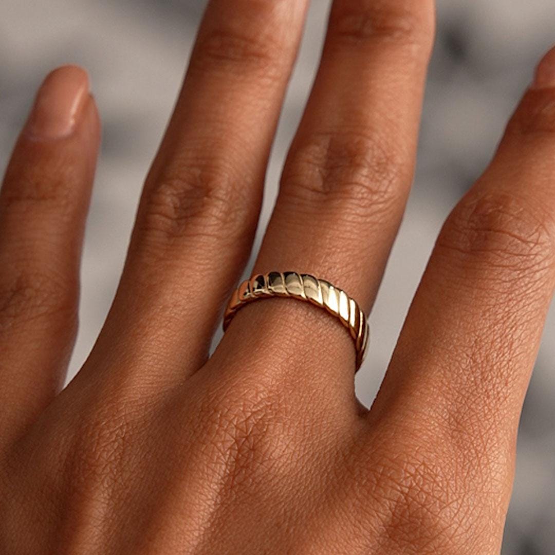 ゴールドトーン ツイストバンドリング ゴールドトーンのツイストバンドリング