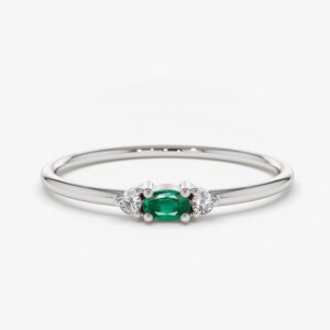 14K White Gold Oval Cut Emerald Ring