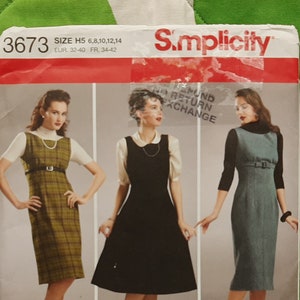 Peut inclure: Patron de couture Simplicity numéro 3673 pour une robe rétro des années 1950. Le patron comprend trois styles de robes différents : une robe à carreaux, une robe noire et une robe bleue. Le patron est pour les tailles H5 6, 8, 10, 12 et 14. Le patron est pour les tailles européennes 32-40 et les tailles françaises 34-42.