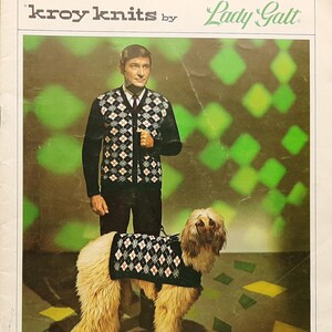 Peut inclure: Un homme portant un gilet en tricot à motif losange noir et blanc et une chemise blanche avec une cravate noire. Il tient une laisse attachée à un chien portant un gilet en tricot assorti. L'image est tirée d'un livre de modèles de tricot intitulé "kroy knits by Lady Galt" et comprend le texte "Fun to wear... fun to knit... cardigans, pullovers, and socks. Matching dog coats too. Designed for you in Lady Galt "kroy hand knitting yarns. Vol. 40-50"