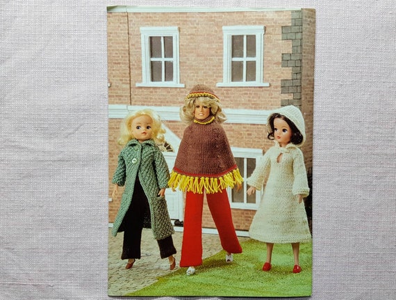 Mary Maxim Puppe es Fashion Patterns für alle Gelegenheiten für Fashion Dolls und Baby Dolls 21 Outfits illustriert. Meist gestrickt. Mary Maxim Puppe es Fashion Patterns für alle Gelegenheiten für Fashion Dolls und Baby Dolls 21 Outfits illustriert. Meist gestrickt.