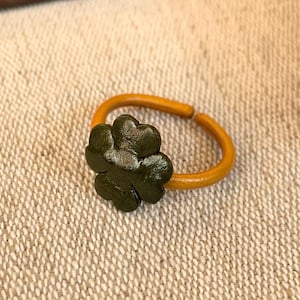 Handgefertigter Klee Ring aus Leder - Geschenkidee