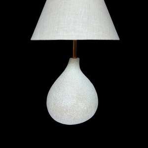 Biała lampa stołowa z piaskiem