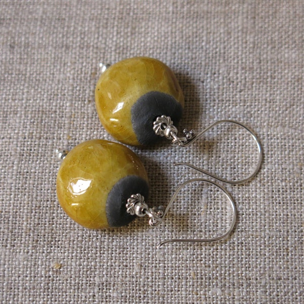 Boucles d'oreilles Raku : perles rondes aplaties jaune doré au subtil crépitement ; Crochets Bali argentés (ou crochets inox ou clips argent)