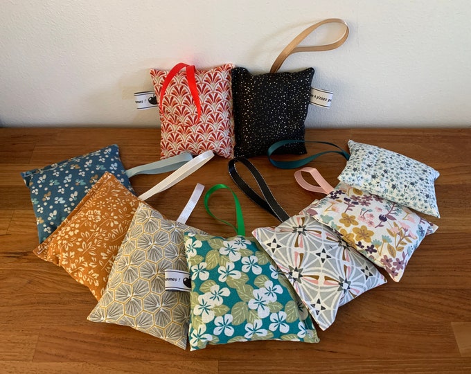 COUSSIN SACHET BRODE MAIN INITIALE GARNI DE LAVANDE lettreB