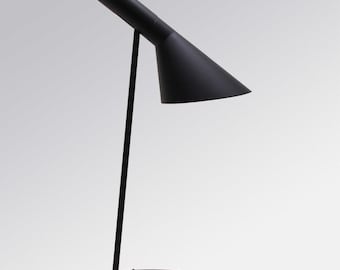 Lampe de table Jacobsen, disponible en noir ou blanc. Lampe moderne idéale pour le salon, la chambre ou la lecture. Élégante et polyvalente. Style nordique.