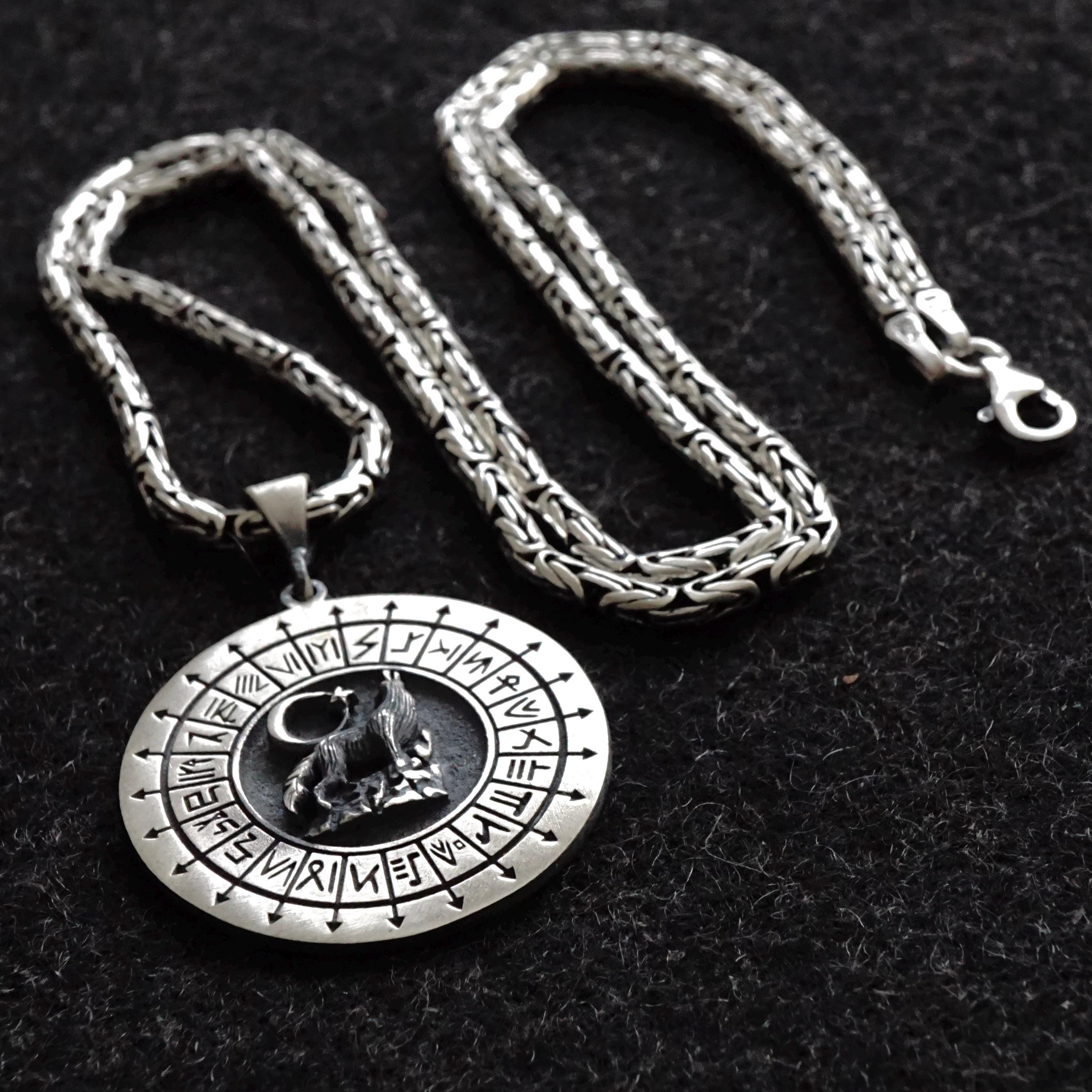 スターリングシルバーのハウリングウルフペンダントネックレス