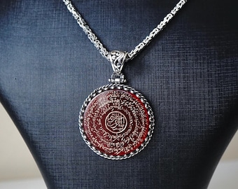 Colgante de ágata roja con versículo islámico grabado a mano (Ayat-ul Kursi) y collar de cadena bizantina de plata de ley 925.