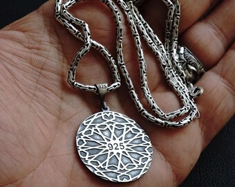 スターリングシルバーのハウリングウルフペンダントネックレス