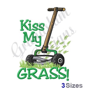 Puede incluir: Diseño de bordado verde de una cortadora de césped con el texto "Kiss My Grass!" en letras verdes.