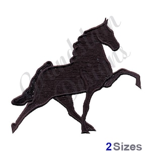 Puede incluir: Una silueta negra de un caballo que se levanta sobre sus patas traseras. El caballo está mirando hacia la derecha. La imagen es un diseño de bordado digital.