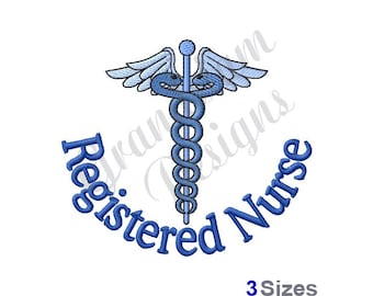 Pode incluir: Desenho de bordado azul de um caduceu médico com asas e uma cobra enrolada em torno de um cajado, com o texto "Registered Nurse" em um círculo ao redor do caduceu.