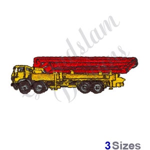 Könnte beinhalten: Ein gelber und roter Betonpumpwagen mit einem langen Auslegerarm. Der LKW befindet sich auf einem weißen Hintergrund.