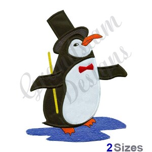 Può includere: Un pinguino con un cappello a cilindro e un papillon rosso tiene un bastone giallo. Il pinguino è in piedi su un pezzo di ghiaccio blu.