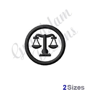 Può includere: Disegno di ricamo in bianco e nero di una bilancia della giustizia all'interno di un cerchio. Il design è perfetto per creare una toppa o un'applicazione.