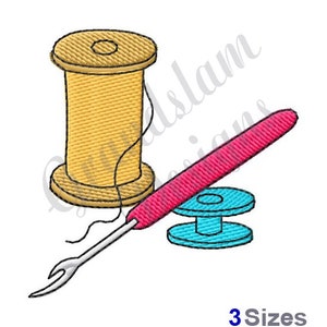Könnte beinhalten: Ein Set Nähwerkzeuge, bestehend aus einer Garnrolle, einem Nadelfadenzieher und einer kleinen Garnrolle. Die Garnrolle ist gelb, der Nadelfadenzieher ist rosa und die kleine Garnrolle ist blau.