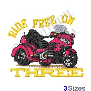Puede incluir: Diseño bordado de una motocicleta rosa con el texto "Ride Free On Three" en amarillo.