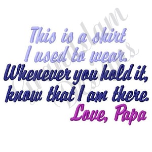 Op de afbeelding: Een geborduurd ontwerp in blauw en paars op een witte achtergrond met de tekst "This is a shirt I used to wear. Whenever you hold it, know that I am there. Love, Papa."