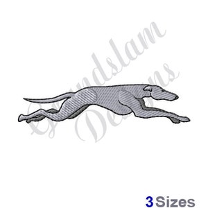 Puede incluir: Imagen bordada de un galgo en plena carrera. El perro es gris y tiene costuras detalladas. El texto "3 Sizes" está en la parte inferior. El perro corre con el cuerpo alargado y las piernas extendidas.