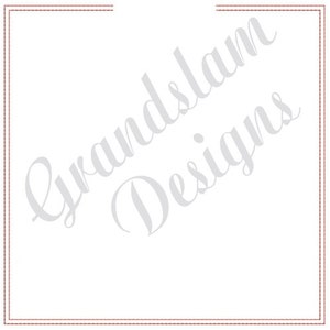 以下が含まれることがあります： 赤い点線の枠で囲まれた白い正方形。正方形の中に、グレーの筆記体で「Grandslam Designs」という文字が書かれている。
