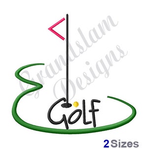 Könnte beinhalten: Ein gesticktes Golfdesign mit einem grünen Fairway, einer schwarzen Fahnenstange mit einer rosa Fahne und dem Wort "Golf" in Schwarz. Ein gelber Golfball befindet sich in der Nähe der Fahne. Der Text "2 Sizes" steht unten.