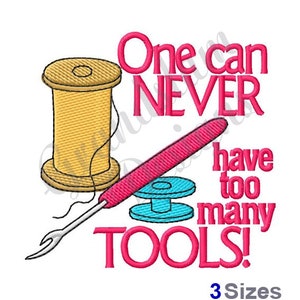 Könnte beinhalten: Stickerei mit einer Garnrolle, einer Nadel und einer Spule. Der Text lautet "One can NEVER have too many TOOLS!" in rosa Schrift.