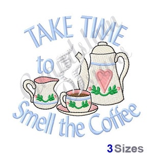 Puede incluir: Diseño bordado con una cafetera, una jarra de crema y una taza con el texto "Take Time to Smell the Coffee" en letras azules.