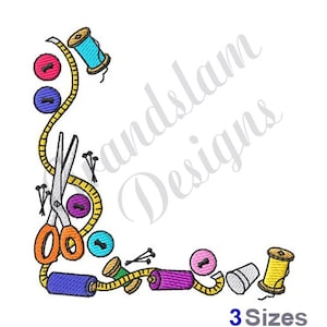 Pode incluir: Um design de borda de canto com suprimentos de costura, incluindo tesoura, carretéis de linha, botões e alfinetes. O design está em um esquema de cores amarelo, azul, vermelho, rosa e verde.