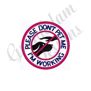 Könnte beinhalten: Ein rosa und blauer Kreis mit weißem Hintergrund und dem Text "Please Don't Pet Me I'm Working" mit einer schwarzen Silhouette eines Hundes und einer Hand mit einem roten Strich durch.