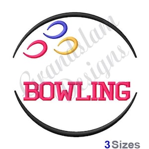 Puede incluir: Un diseño de bordado en blanco y negro de una bola de bolos con tres bolos en un círculo. La palabra "BOWLING" está escrita en letras rosas debajo de la bola y los bolos.